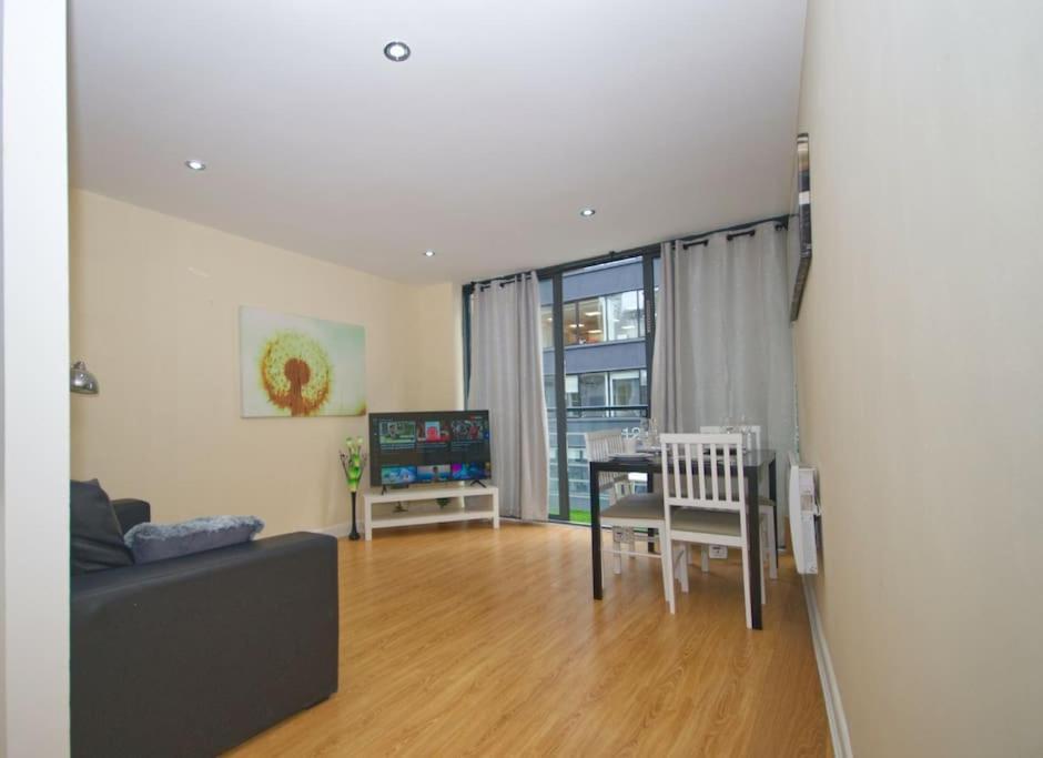 Alluring 2 Bedroom Leeds City Centre Apartment- Self Check-In,Balconied Apartment Exterior photo