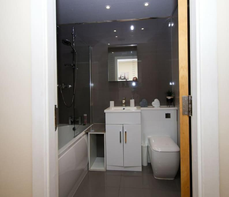 Alluring 2 Bedroom Leeds City Centre Apartment- Self Check-In,Balconied Apartment Exterior photo