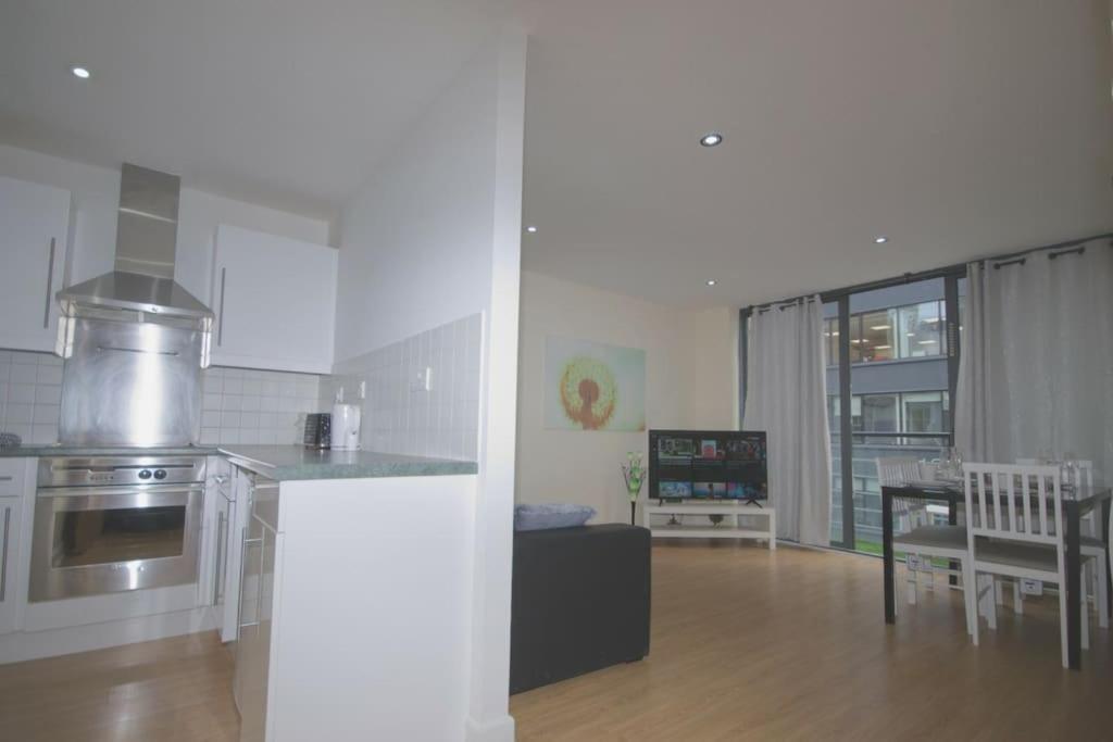 Alluring 2 Bedroom Leeds City Centre Apartment- Self Check-In,Balconied Apartment Exterior photo